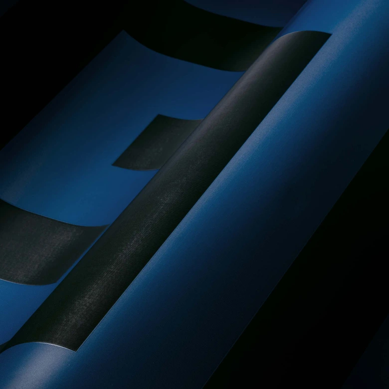 Papel pintado de lujo en tejido-no-tejido con Muestra de Meandros en Azul y Negro de Versace Home  