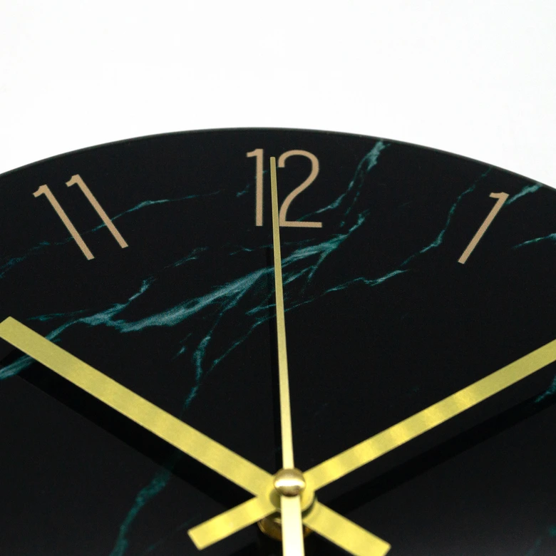Luxuriöse grüne Marmor-Wanduhr mit eleganten goldenen Ziffern Ø30cm 