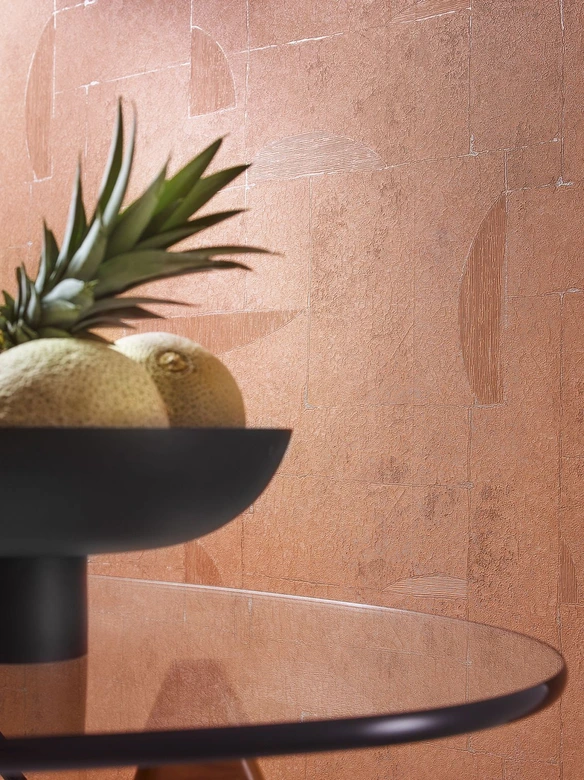 Papel pintado no tejido con aspecto de escayola en naranja, azulejos gráficos rojos 