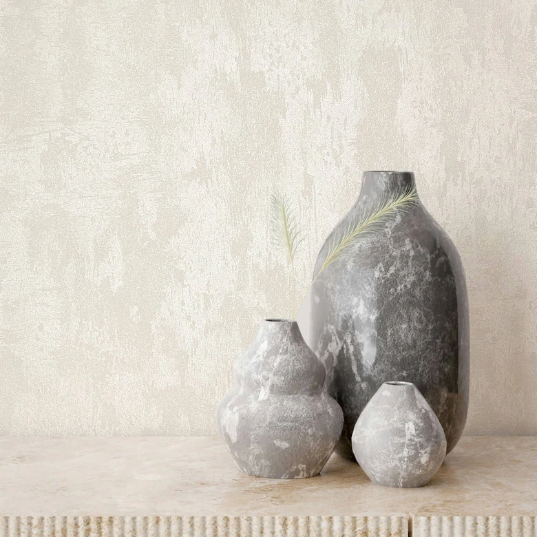 Papel pintado no tejido con un fuerte efecto brillante en una textura perlada de aspecto de hormigón claro 