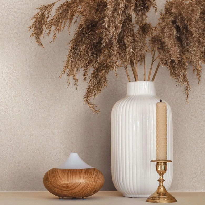 Tapeta z włókniny w kolorze beżowym, brązowy tynk strukturalny o gładkim wyglądzie 