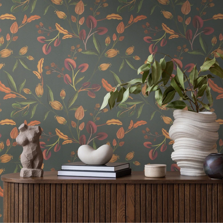 Florale Mustertapete Blüten Orange Rot – Dunkler Hintergrund – Vliestapete elegant 