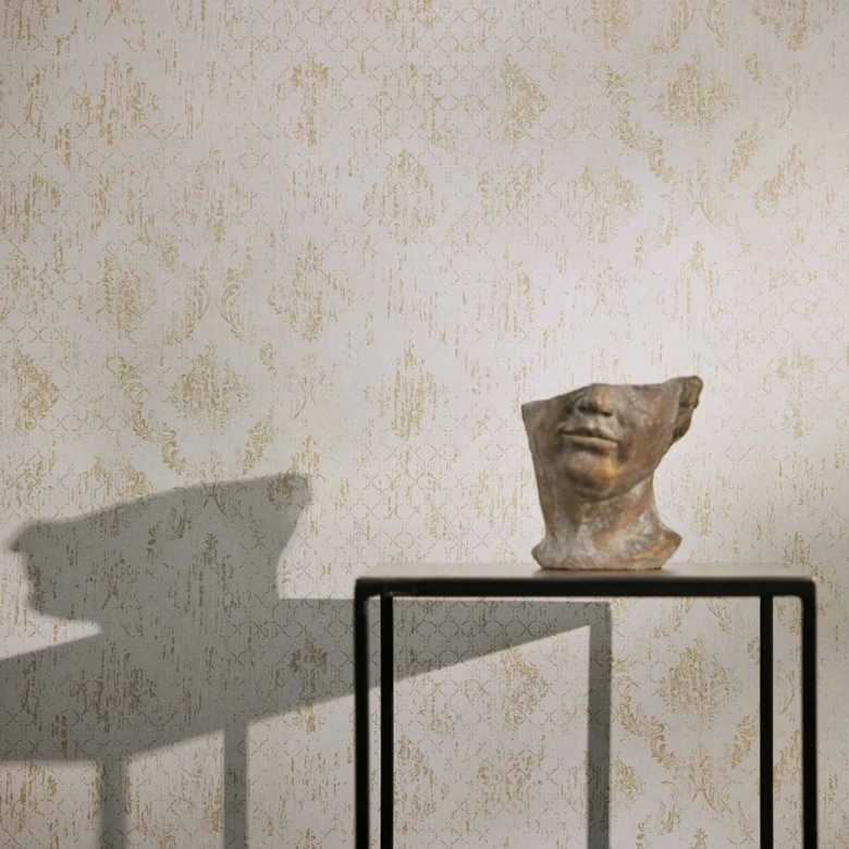Beżowo-złota tapeta ozdobna - tapeta z włókniny o błyszczącej fakturze w stylu vintage 