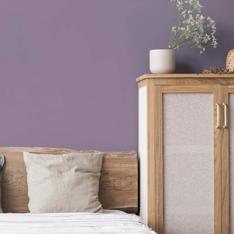 Flieder Violett Wandfarbe seidenmatt I Artful Aubergine | vitalisierender Raumcharakter | THE COLOR KITCHEN 
