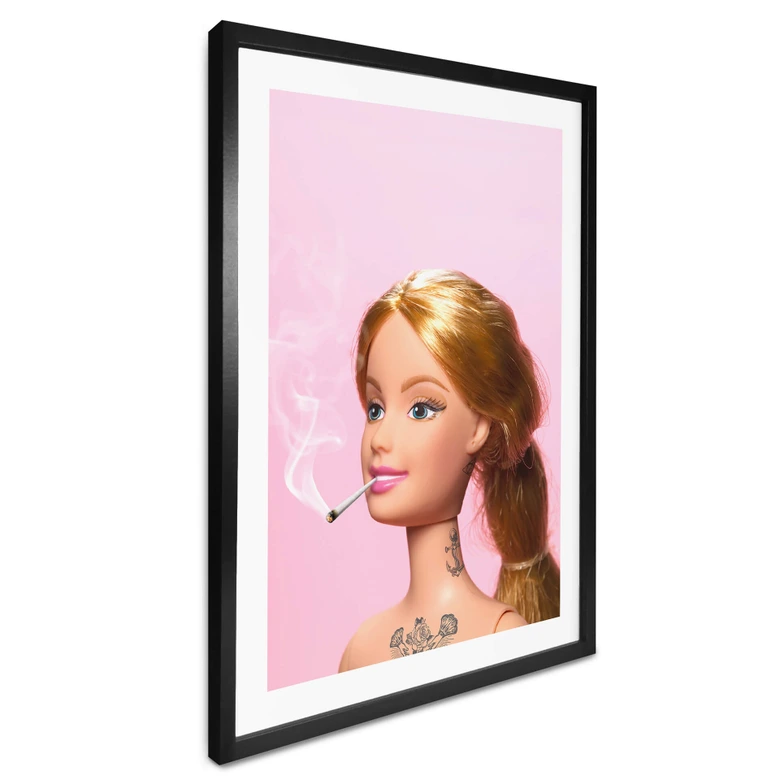 Poster Pozdniakov - Spielzeugpuppe mit Tätowierungen und Zigarette 