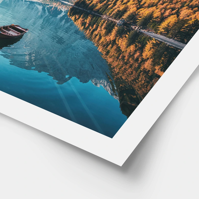 Plakat Gangbro i træ ved Pragsøen i Dolomitterne 