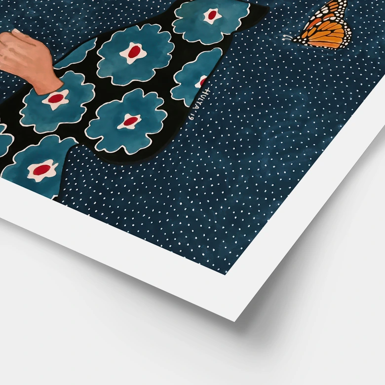 Poster Frau im Blumenkleid mit Schmetterling - Hülya 