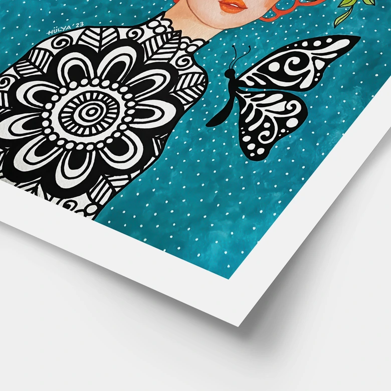 Poster Frauenporträt - Schmetterlingsfrau mit Blütenkranz - Hülya 