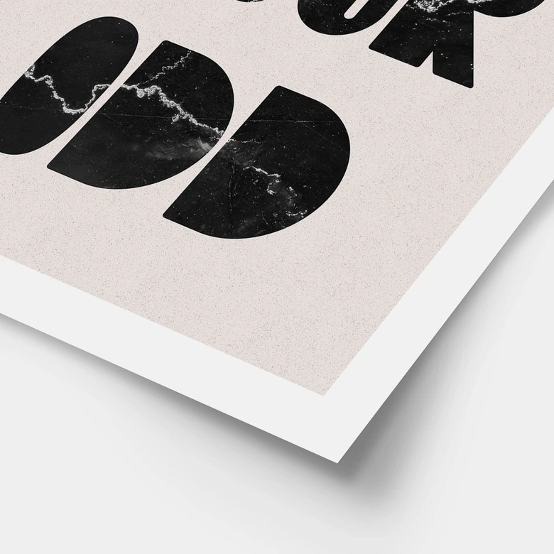 Plakat med ordsprog Own your odd | Motiverende ordsprog i sort og hvid 