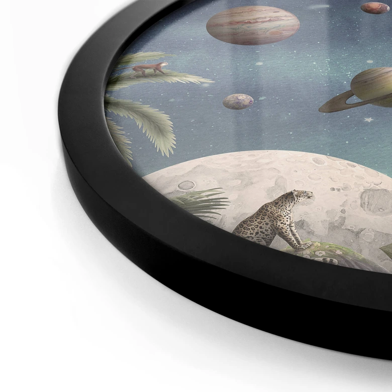 Barnposter Kikki Belle - Tropisk fantasivärld med planeter och palmer - Rund 