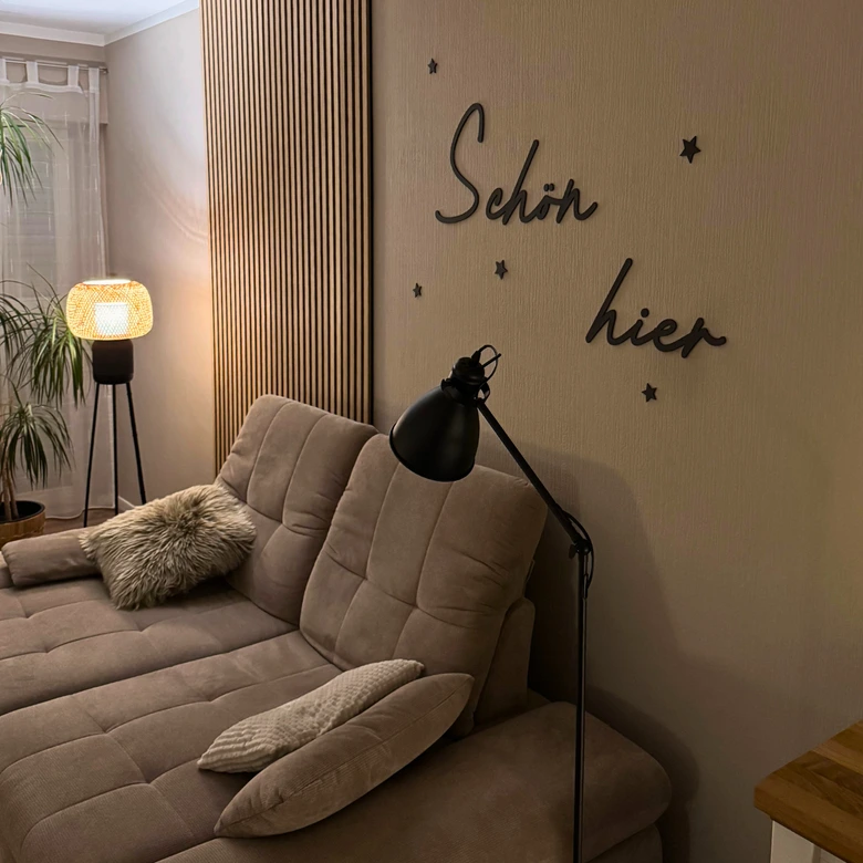 3D-Schriftzug 'Schön hier' – Natürliche MDF-Holzdeko für einladende Räume 