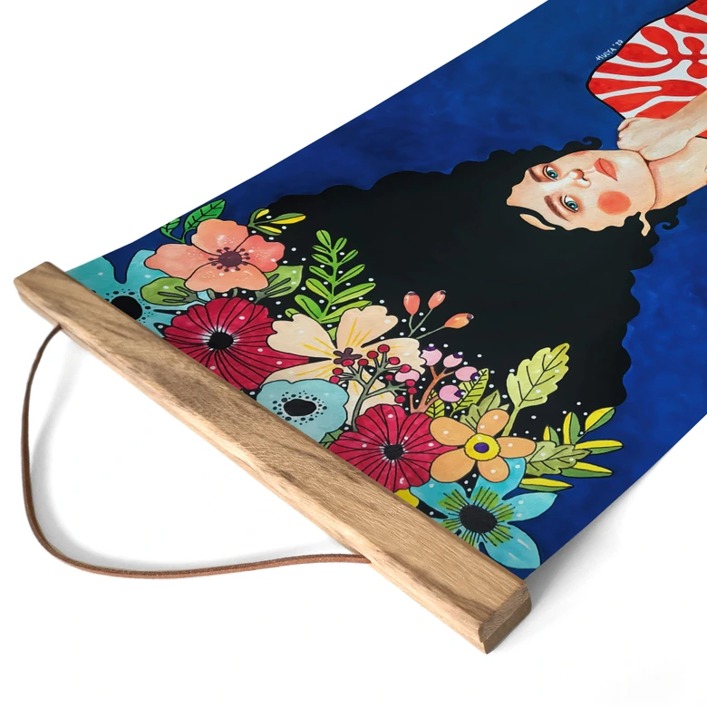 Affiche textile Femme avec des fleurs dans les cheveux - Hülya 