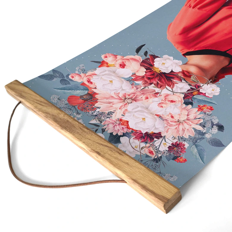 Stoffbild Elegante Frau mit prachtvollen Blumen - Moth 