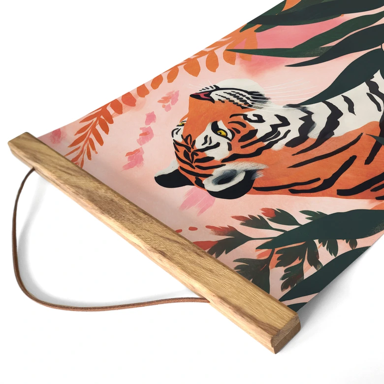 Affiche textile Tigre dans une jungle rose - Treechild 