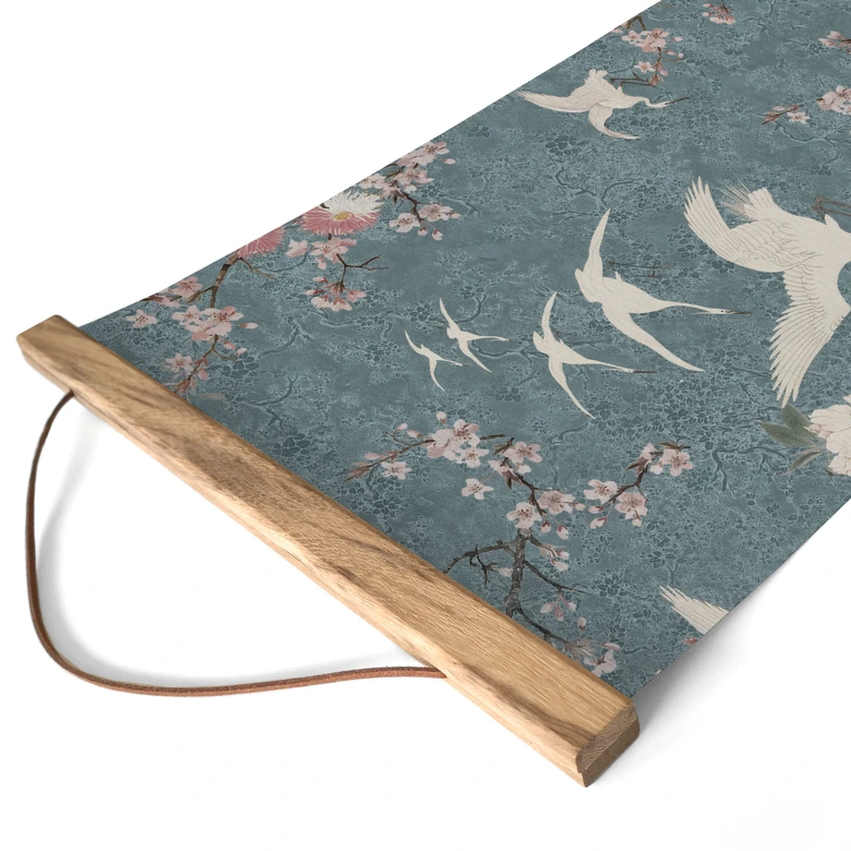 Affiche textile Grues dans la ruée vers les cerisiers en fleurs bleu - Bloomery Decor - Panorama 