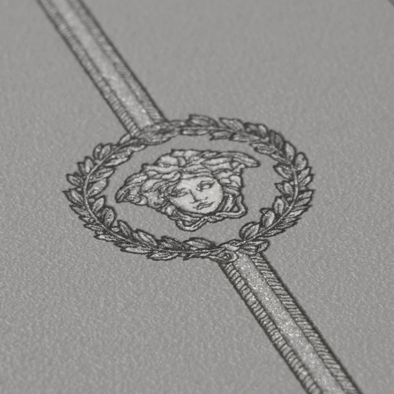Versace Vliesbehang onderrand medusa hoofd grijs zilver metallic 