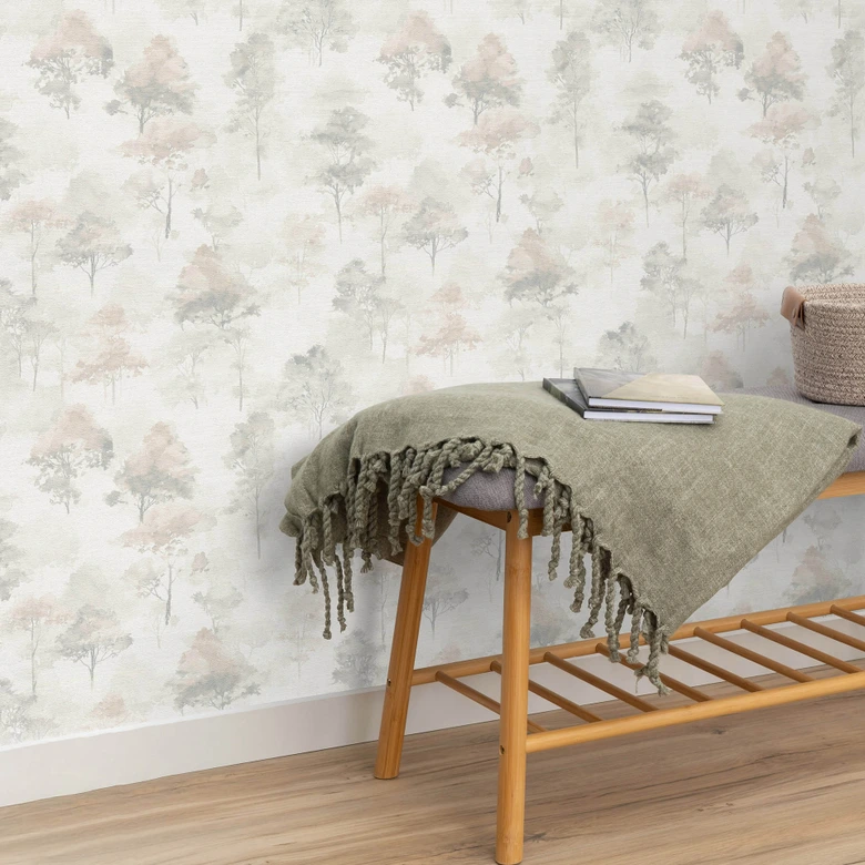 Non-woven akvarell skogstapet i gråbeige med träd som en subtil naturtapet 