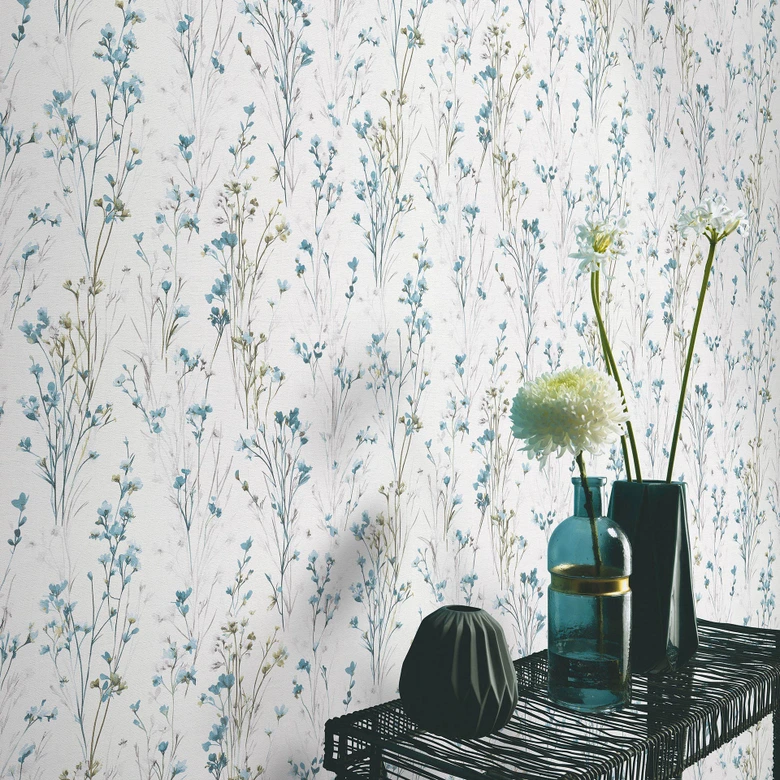 Tapete aus Vlies mit zarten Wiesenblumen in Blau Weiß als florale Naturtapete 