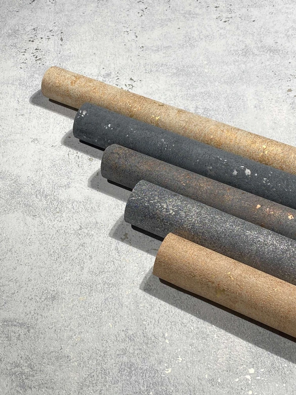 Vliesbehang met licht metallic effect als effen zwarte textuur 