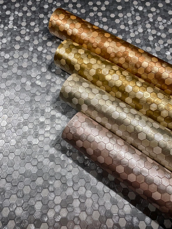 Ikke-vævet tapet sekskantet, metallisk flise ser moderne ud, geometrisk skinnende i guld 