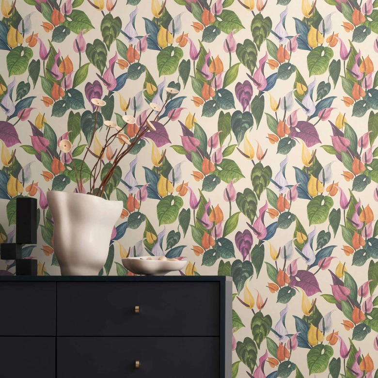 Florale Tapete Anthurien Bunt auf Creme – Tropische Blumentapete – Vliestapete 