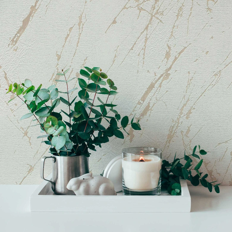 marmer look behang wit champagne kleuren met metallic effect 