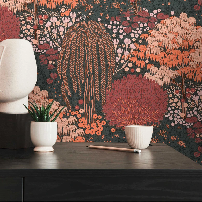Vliestapete mit Wald-Muster Schwarz Rot - Tapete mit Akzenten in Orange 