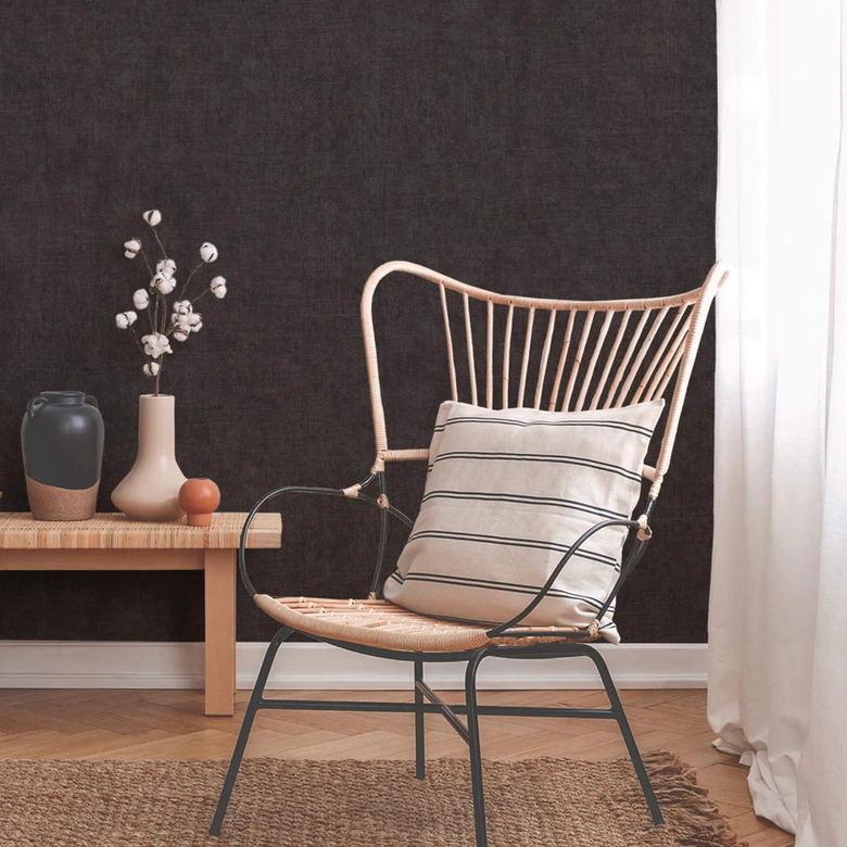 Svart enfärgad non-woven tapet New Walls Cosy & Relax från Livingwalls 