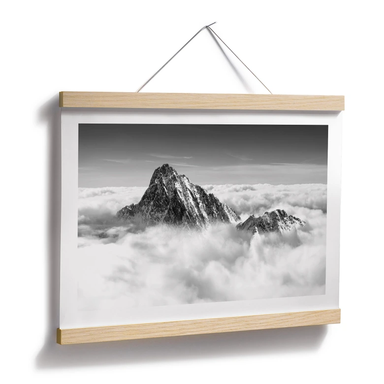 Poster Bergspitze über den weißen Wolken 