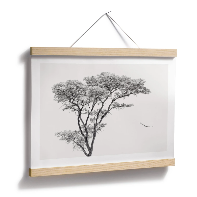 Poster Minimalistischer Baum in ruhiger Landschaft - Flour 