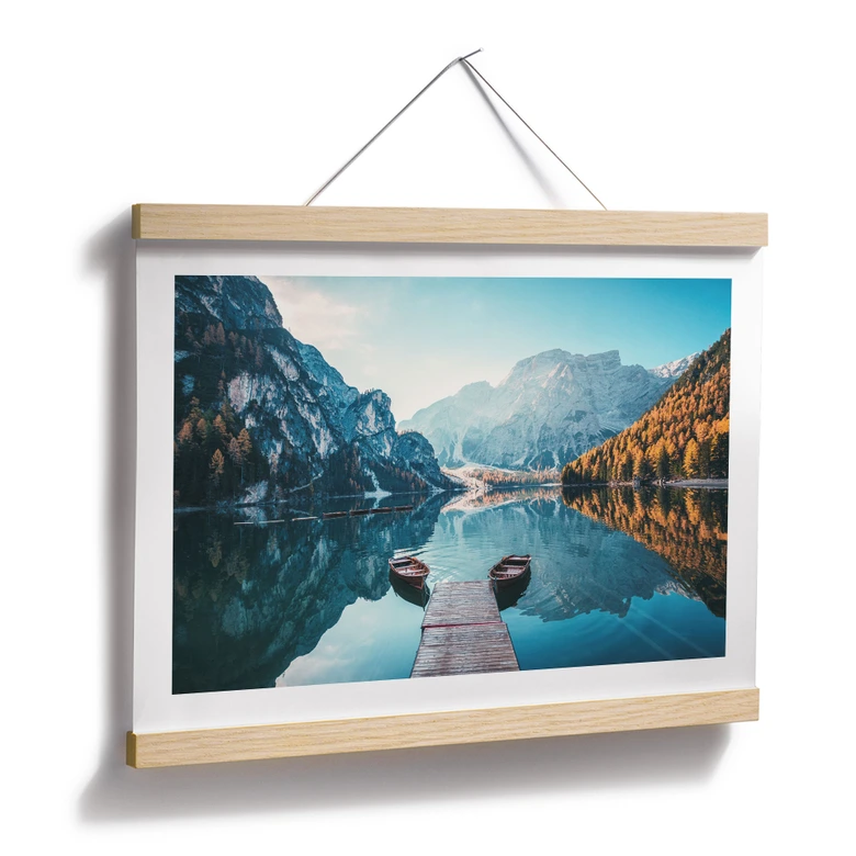 Plakat Gangbro i træ ved Pragsøen i Dolomitterne 