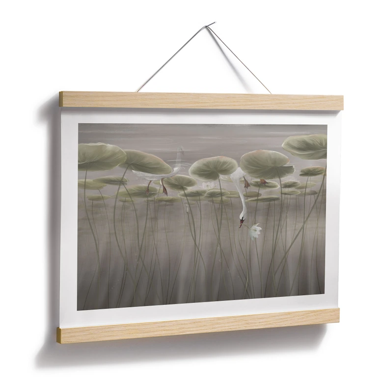 Poster Lotusblumen mit Schwan im Wasser in Grau - Ms Tiff 