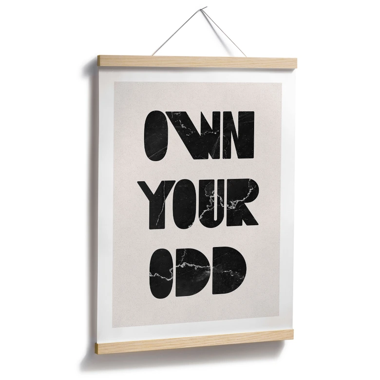 Plakat med ordsprog Own your odd | Motiverende ordsprog i sort og hvid 