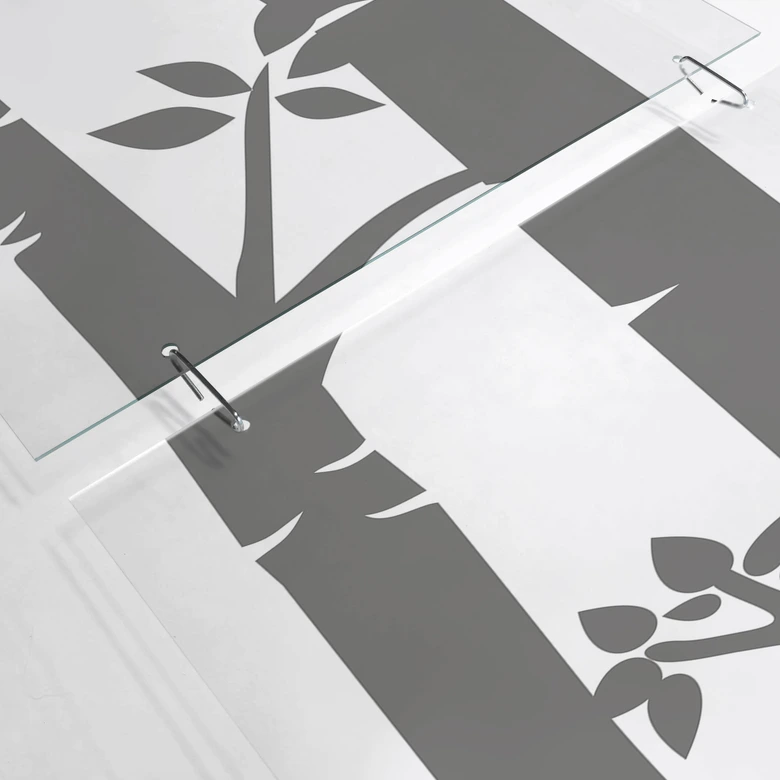 Rumsavdelare, skärm, insynsskydd hängande trädstammar i en vårliknande skog 