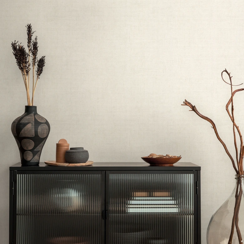 Teksturowana tapeta samoprzylepna kremowa biel - dyskretna tapeta z włókniny nowoczesna 