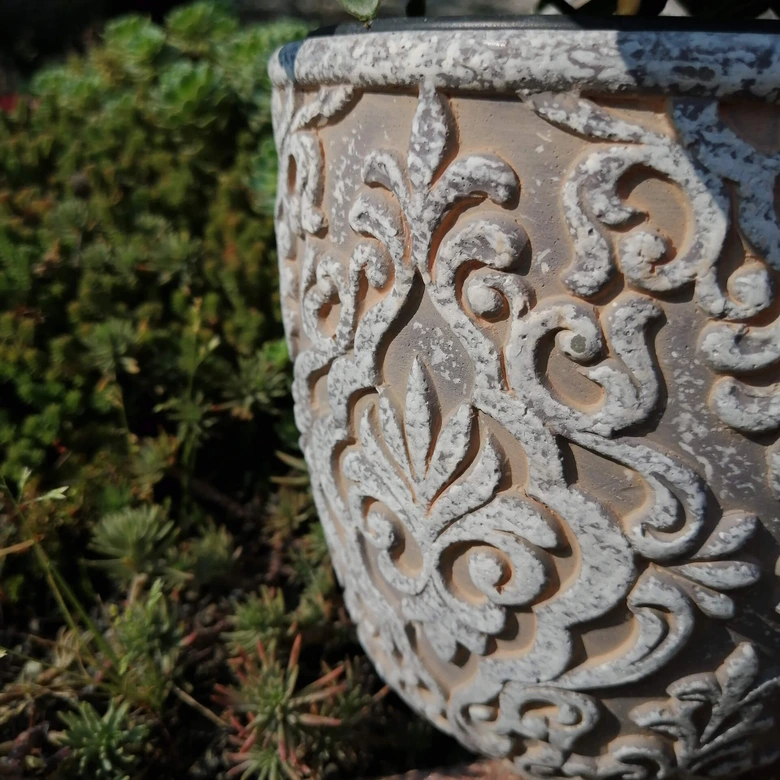 Blumentopf Beton mit Verzierung 