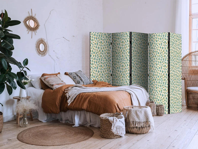 Paravent, Raumteiler freistehend, Trennwand - Giraffe Pattern in Turquoise Spots on a Light Background 