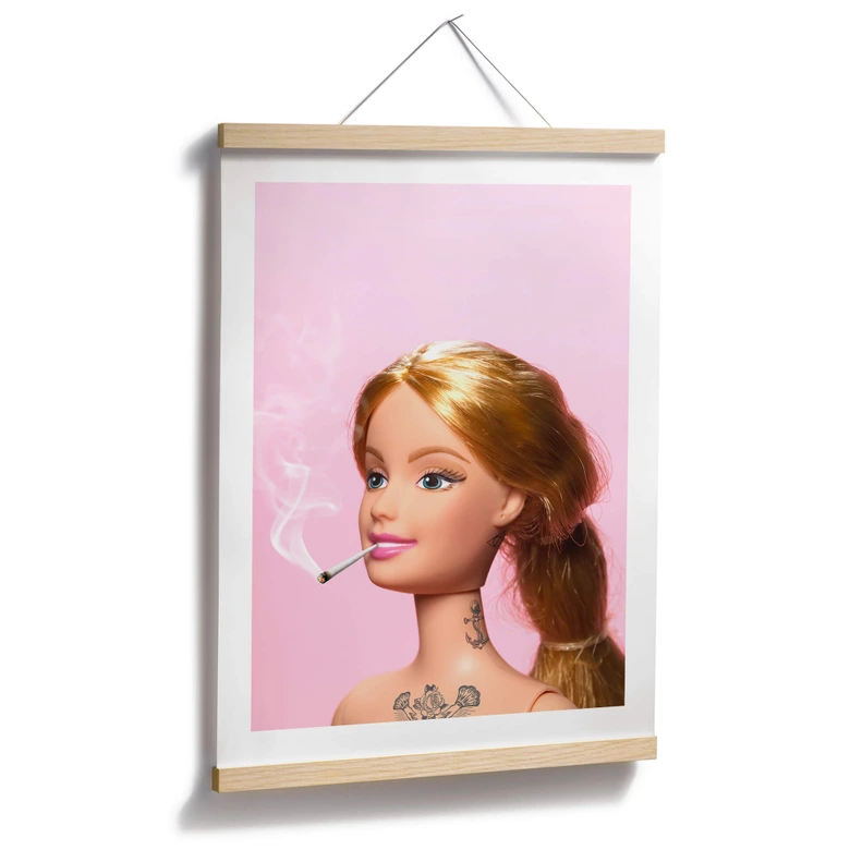 Poster Pozdniakov - Spielzeugpuppe mit Tätowierungen und Zigarette 