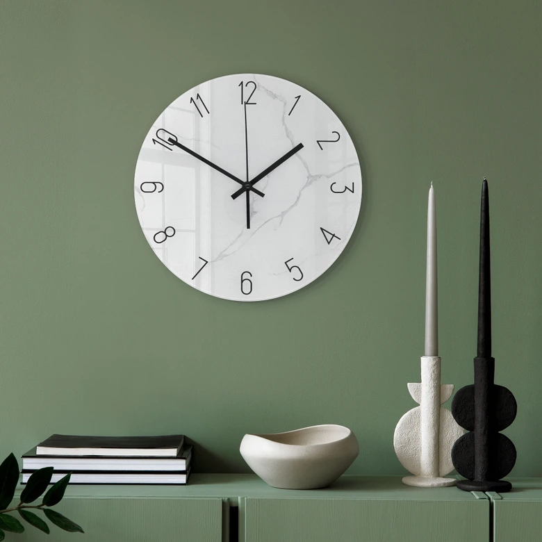 Elegante glazen wandklok in wit marmerlook met zwarte cijfers Ø30 cm 